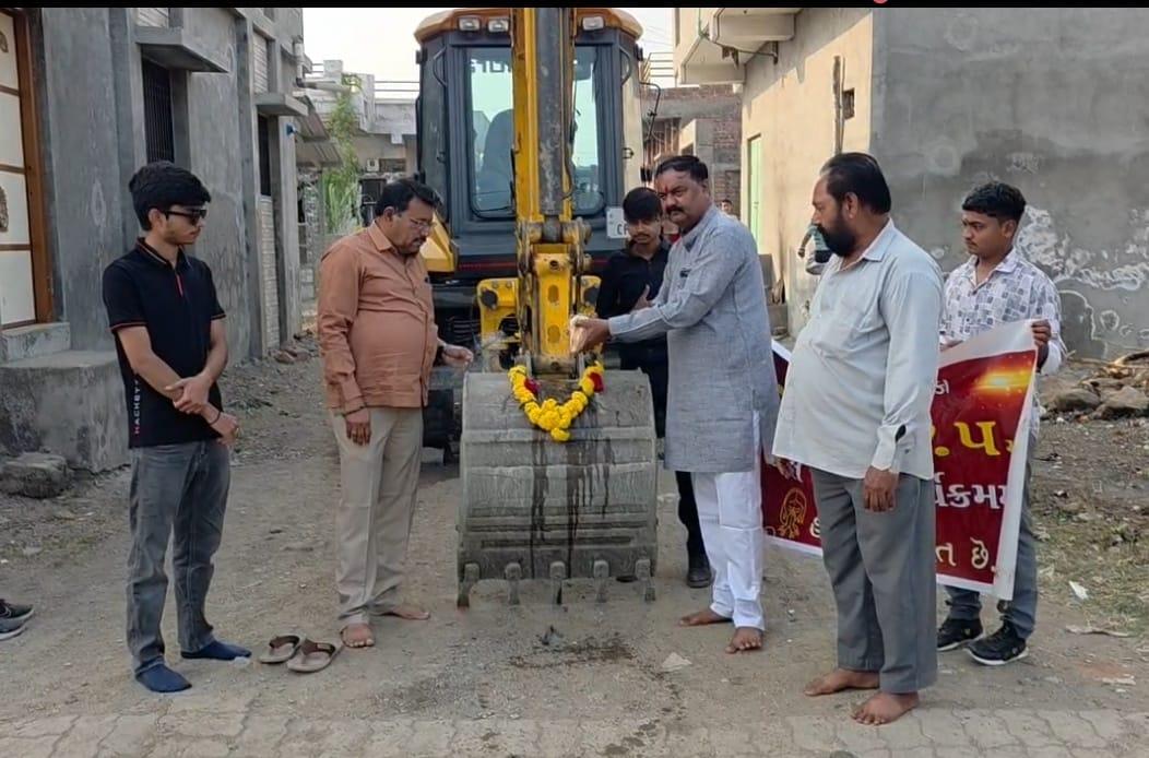પાલીતાણા નગરપાલિકા વોર્ડ નંબર 5 માં 39 લાખ ના આર સી સી રોડ અને પેવીંગ બ્લોક નું કામ નું ખાતમુરત કરવામાં આવ્યું.