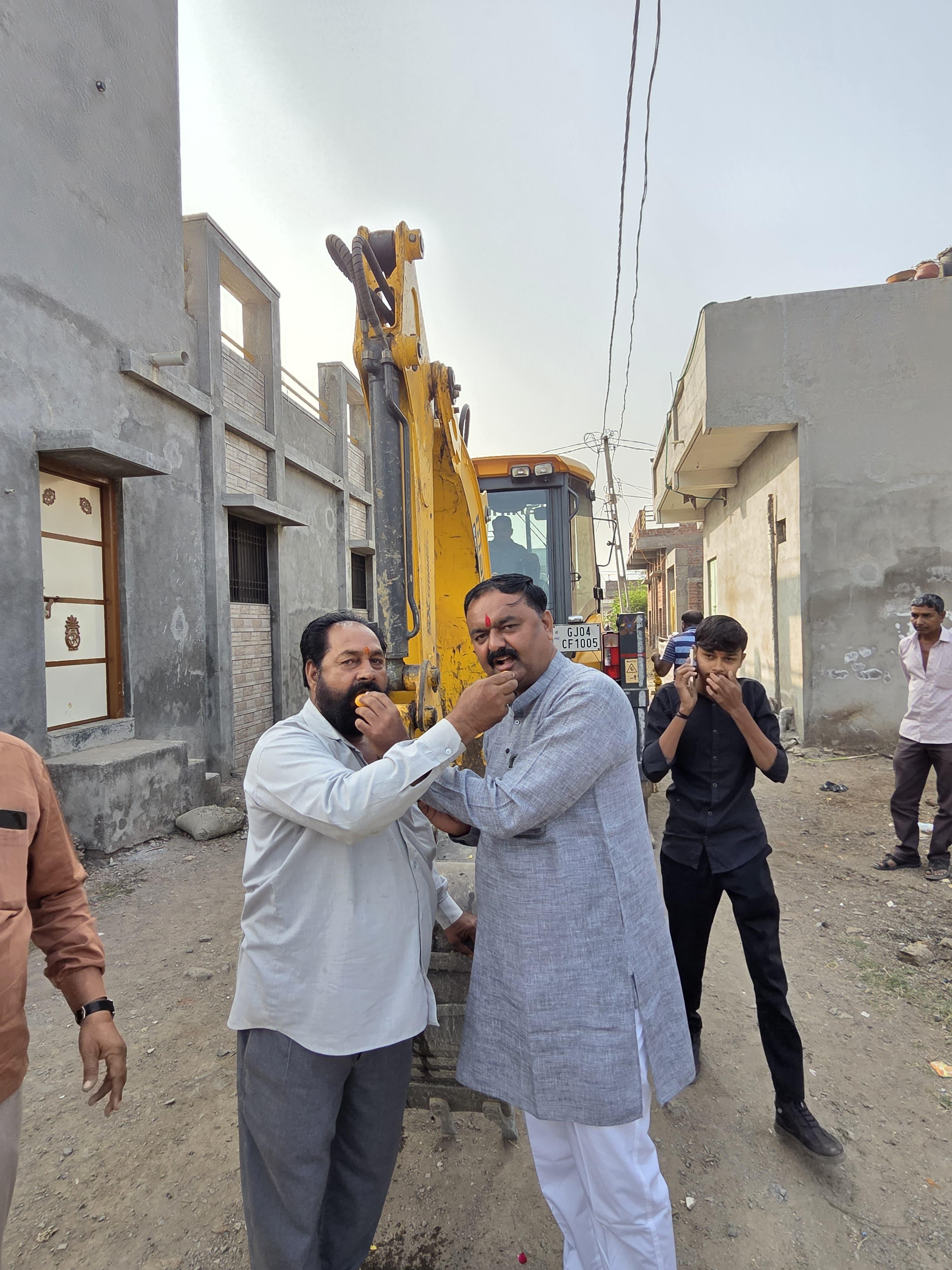 પાલીતાણા નગરપાલિકા વોર્ડ નંબર 5 માં 39 લાખ ના આર સી સી રોડ અને પેવીંગ બ્લોક નું કામ નું ખાતમુરત કરવામાં આવ્યું.